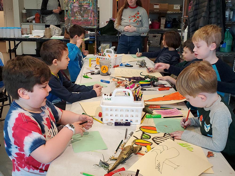Group of children drawing in a MAM studio class